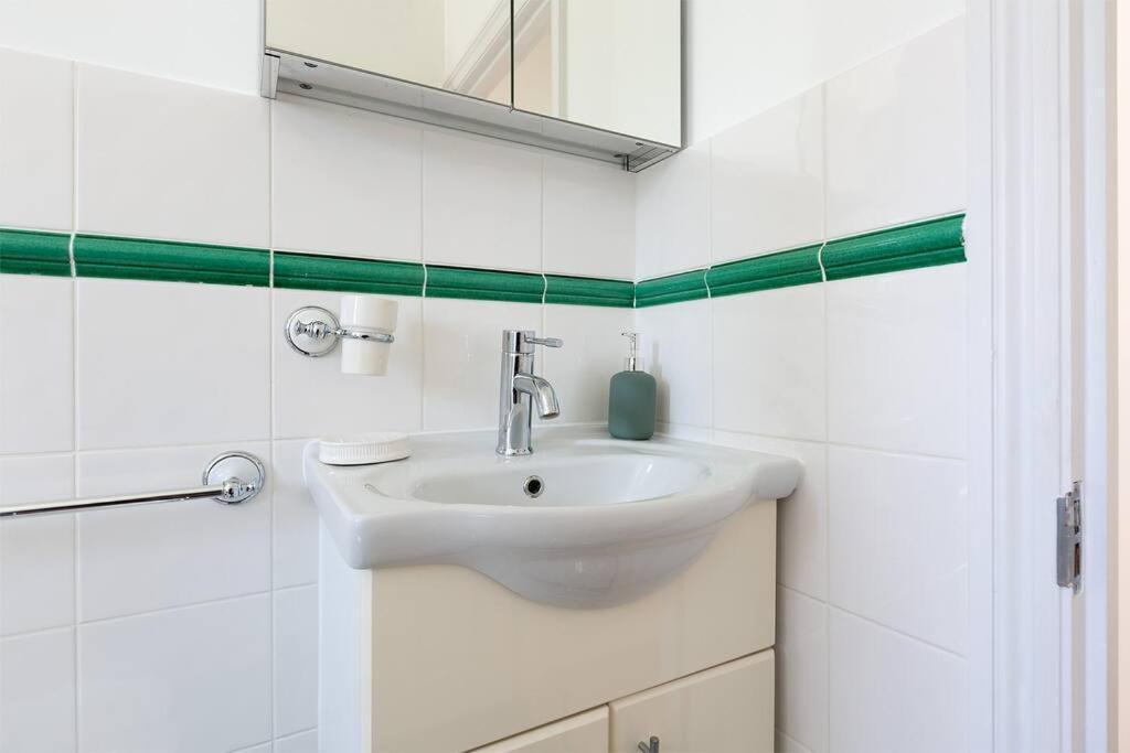 Spacious 3 Bedroom Flat With Terrace 런던 외부 사진